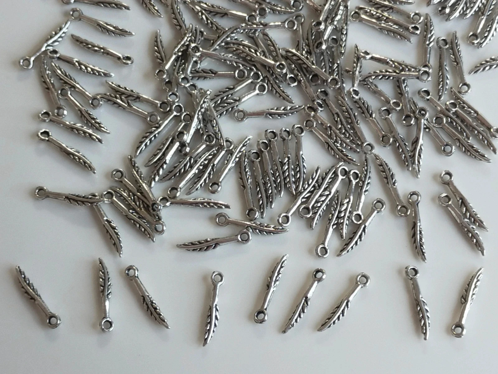 200 minis breloques charms plumes argentées Lot n°6234 – photo 4